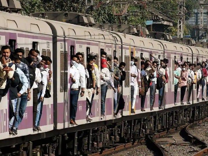 nalasopara ac local train stop behine yellow stoping line passengers on the track news update  Mumbai Local : मोटरमनच्या हलगर्जीपणाचा प्रवाशांना फटका, नालासोपारा लोकल ट्रेन चक्क स्टॅापिंग यलो पट्टीच्या पुढे थांबली