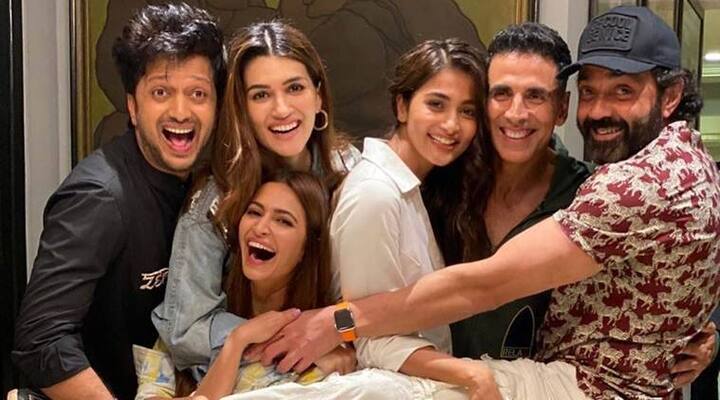 अक्षय कुमार (Akshay Kumar) की फिल्म ‘हाउसफुल’ (Housefull 4) भी कियारा आडवाणी को ऑफर हुई थी, लेकिन बिजी होने के कारण एक्ट्रेस ने इसे रिजेक्ट कर दिया था.