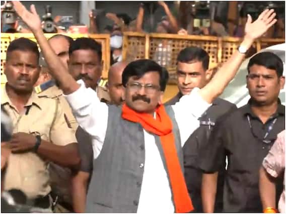 Sanjay Raut Detained: इस अंदाज में ईडी दफ्तर पहुंचे संजय राउत, तस्वीरों में देखिए हिरासत के वक्त कैसे थे हाव-भाव