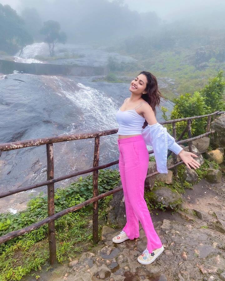 దీపికా పిల్లి జలపాతం పక్కన హొయలు పోతూ ఫోటోలు దిగింది. వాటిని ఇన్ స్టాలో పోస్టు చేసింది. -Image Credit:Deepika Pilli/Instagram