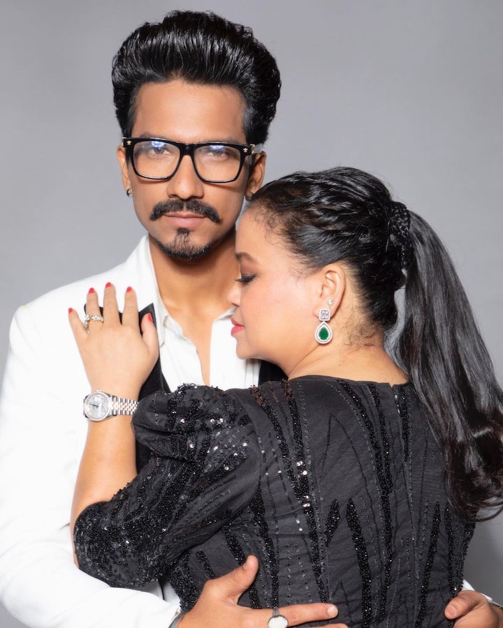 भारती और हर्ष की लव स्टोरी बहुत कमाल की है. हर्ष ने भारती को साथ काम करते हुए कॉमेडी शो के सेट पर ही प्रपोज मार दिया था. डेटिंग के बाद दोनों ने शादी कर ली थी. फेलियर के वक्त भी भारती और हर्ष एक-दूसरे के सुख दुख के साथी रहे.