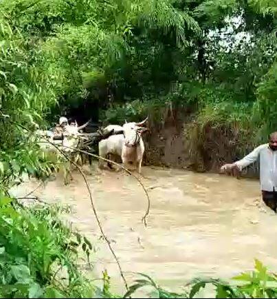 पुराच्या पाण्यातून शेतकऱ्यांचा प्रवास