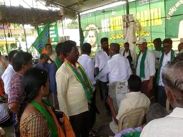 Amaravati Farmers Fires on BJP Guntur District President Patibandla Ramakrishna  Amaravati Farmers: రాజధాని గ్రామాలలో బీజేపీకి నిరసన సెగ, నేతలను నిలదీసిన రైతులు