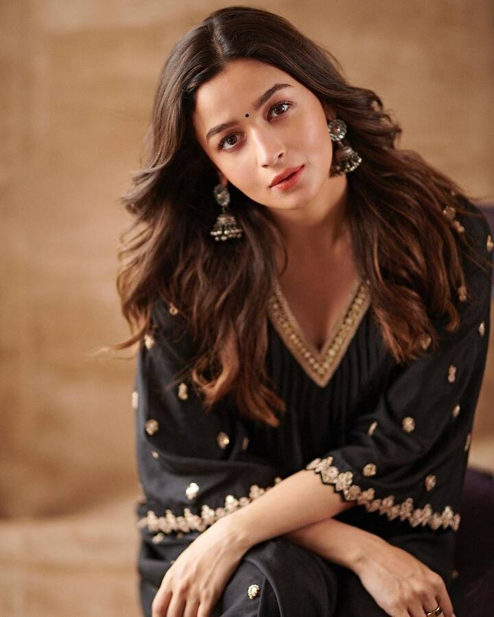 Alia Bhatt used oxidized silver earrings to give her appearance an ethnic vibe.