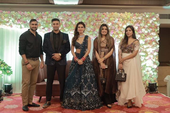 इसके अलावा भारतीय कबड्डी प्लेयर राहुल चौधरी भी अपने दोस्त और रेसलर संग्राम सिंह की शादी के रिसेप्शन में रौनक बढ़ाने के लिए शामिल हुए थे.