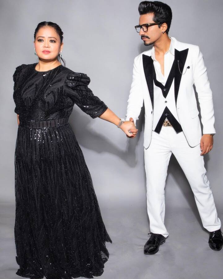 हर्ष ने टोटल फिल्मी अंदाज में भारती का हाथ पकड़े पोज दिए हैं. कपल के बीच की बॉन्डिंग भी जबरदस्त है.