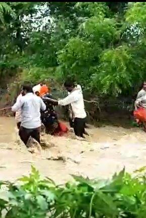 बीड जिल्ह्यात मुसळधार पाऊस, पुराच्या पाण्यातून शेतकऱ्यांसह मजुरांचा जीवघेणा प्रवास