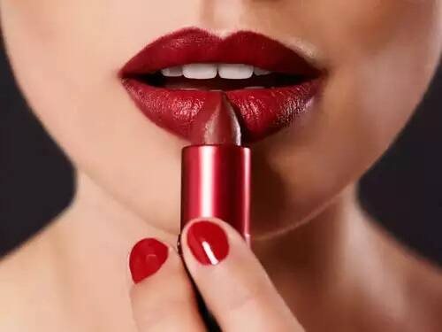Harmful side effects of using lipstick know how lipstick can be dangerous for  health Side Effects Of Lipstick: હોઠની ખૂબસૂરતી વધારતી લિપસ્ટિક કઇ રીતે જીવલેણ સાબિત થાય છે, જાણો