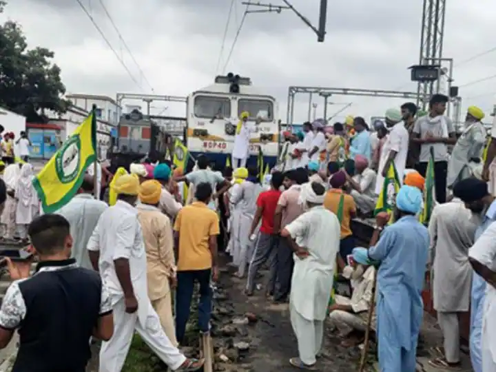 Farmers Protest: Movement of United Kisan Morcha at various places in Punjab-Haryana remained on the Amritsar-Bathinda railway track. Farmers Protest: ਪੰਜਾਬ-ਹਰਿਆਣਾ 'ਚ ਥਾਂ-ਥਾਂ 'ਤੇ ਯੂਨਾਈਟਿਡ ਕਿਸਾਨ ਮੋਰਚਾ ਦਾ ਅੰਦੋਲਨ, ਅੰਮ੍ਰਿਤਸਰ-ਬਠਿੰਡਾ 'ਚ ਰੇਲਵੇ ਟ੍ਰੈਕ 'ਤੇ ਡਟੇ ਰਹੇ