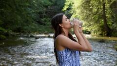 Water: প্রয়োজনের তুলনায় বেশি জল খাচ্ছেন? অত্যধিক জল খেয়ে ফেললে কী হয় জানা আছে?