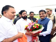 Photo: एकनाथ शिंदेंना उद्धव ठाकरेंसोबतच्या त्यांच्याच फोटोची फ्रेम गिफ्ट दिल्यानंतर...