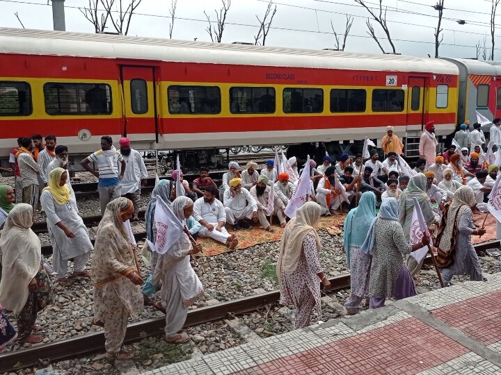 Farmers Protest: पंजाब-हरियाणा में संयुक्त किसान मोर्चा का जगह-जगह आंदोलन, अमृतसर-बठिंडा में रेल पटरी पर डटे रहे