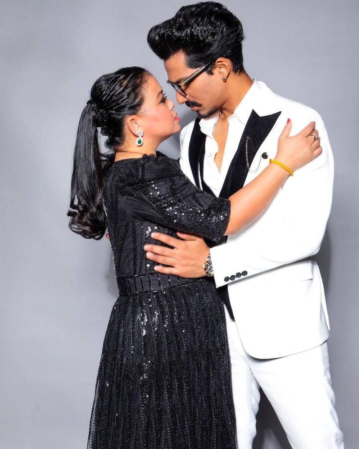 ताजा तस्वीरों में भारती और हर्ष एक-दूसरे की आंखों में डूबे हुए दिख रहे हैं.