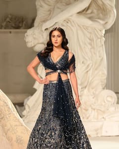 Sara Ali Khan Photos: ஹே சக்க சக்களத்தி நிலவே வா...ஜொலிக்கும் உடையில் நடிகை சாரா அலி கான் போட்டோஸ்!