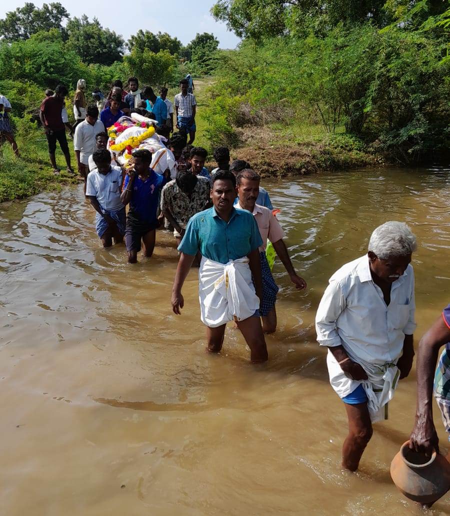 கரூர்: இறந்தவர் உடலை ஆற்றுவாரியில் தூக்கி செல்லும் அவல நிலை - உயர்மட்ட பாலம் அமைக்க கோரிக்கை