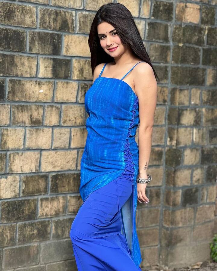 Avneet Kaur Pics: અવનીત કૌરે ઈન્સ્ટાગ્રામ પર બ્લુ આઉટફિટ પહેરેલી તેની લેટેસ્ટ તસવીરો શેર કરી છે, જેમાં તેનો સુંદર પરંપરાગત અવતાર જોવા મળી રહ્યો છે.