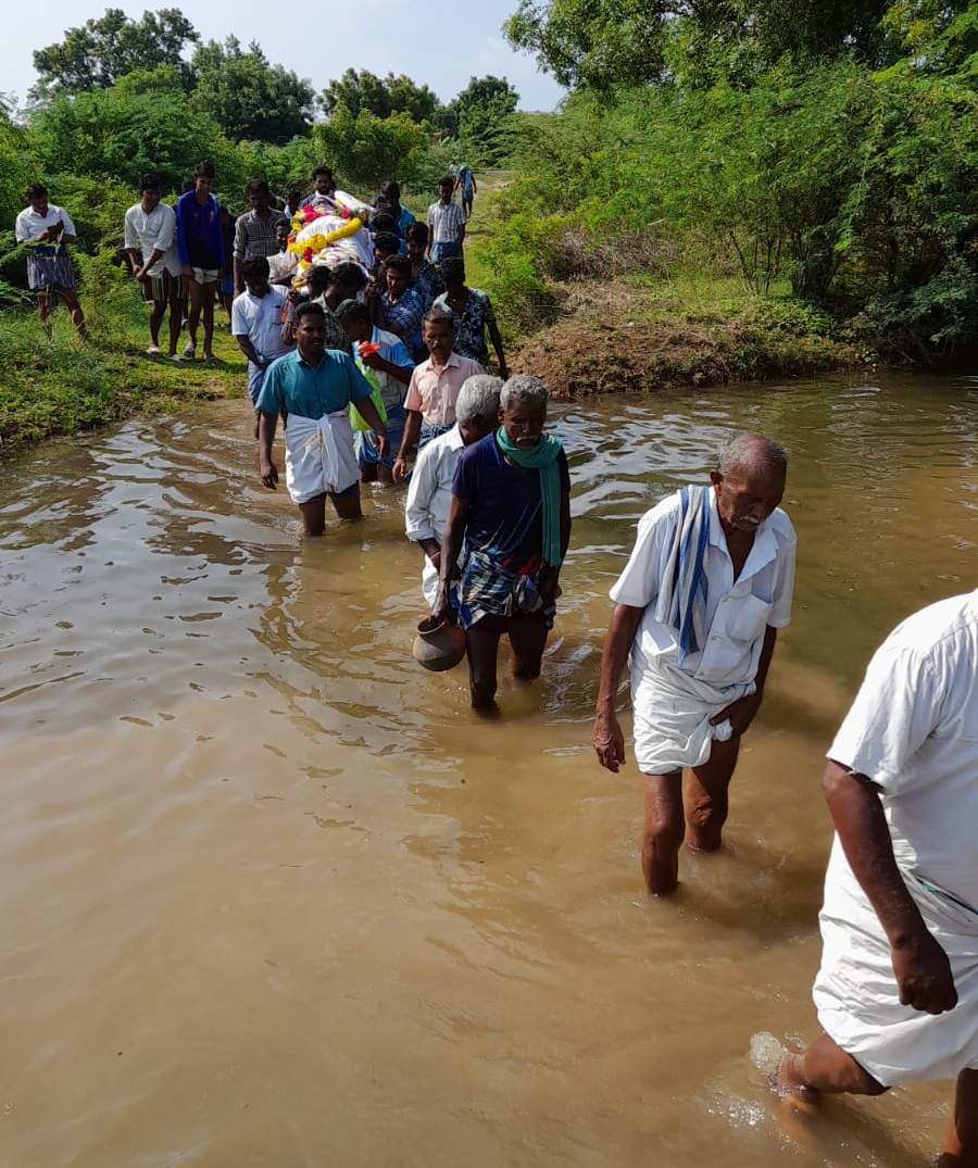 கரூர்: இறந்தவர் உடலை ஆற்றுவாரியில் தூக்கி செல்லும் அவல நிலை - உயர்மட்ட பாலம் அமைக்க கோரிக்கை