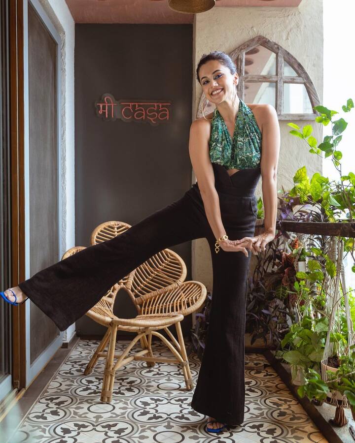 मॉडेलिंग सुरु केल्यानंतर 'गेट गॉर्जियस पेजेंट' स्पर्धेमध्ये अर्ज केला आणि त्यात तिची निवड देखील झाली. यानंतर तपासीने कोकाकोला, मोटोरोला, PVR Cinemas, डाबर, एअरटेल यांसारख्या मोठ्या कंपन्यांसाठी जाहिराती केल्या आहेत. (Photo : @Taapsee Pannu)