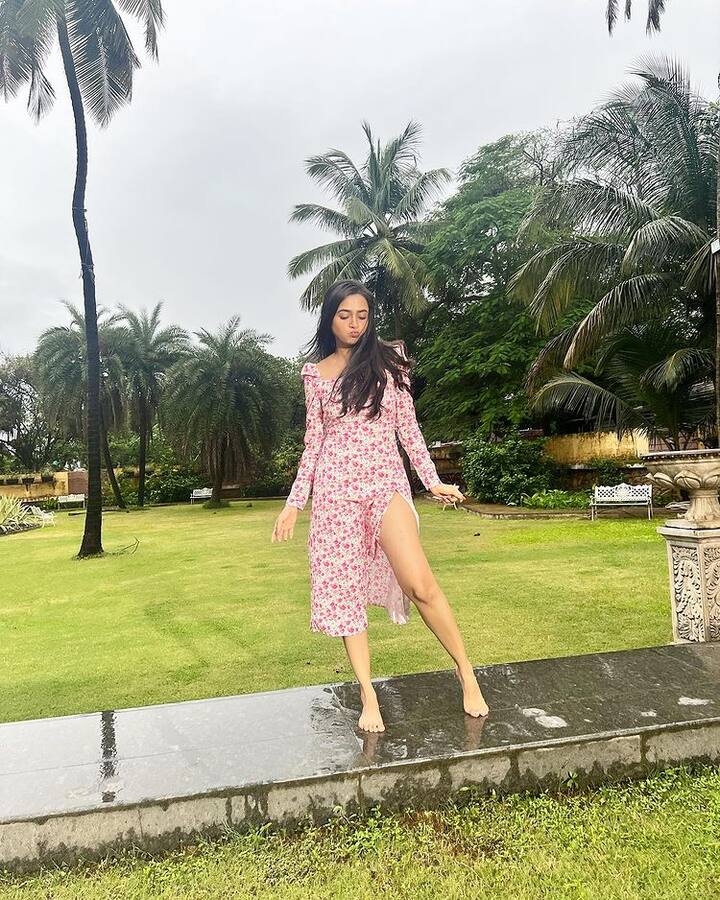 तेजस्वी की फोटोज से उनके फैंस की नजर नहीं हट रही है. वह ढेर सारे कमेंट कर रहे हैं. एक फैन ने लिखा- आप जो भी करती हैं उसमें क्यूट लगती हैं. वहीं दूसरे फैन ने लिखा-खूबसूरत.