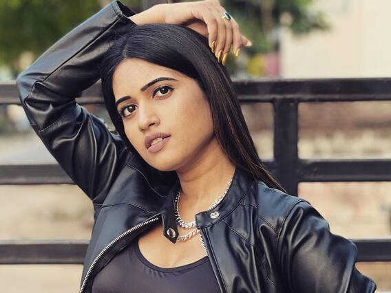 Big Boss Beauty Sravanthi Chokarapu: బ్లాక్ డ్రెస్స్ లో హీటేక్కించే చూపులతో స్రవంతి చొక్కారపు Big Boss Beauty Sravanthi Chokarapu: బ్లాక్ డ్రెస్స్ లో హీటేక్కించే చూపులతో స్రవంతి చొక్కారపు