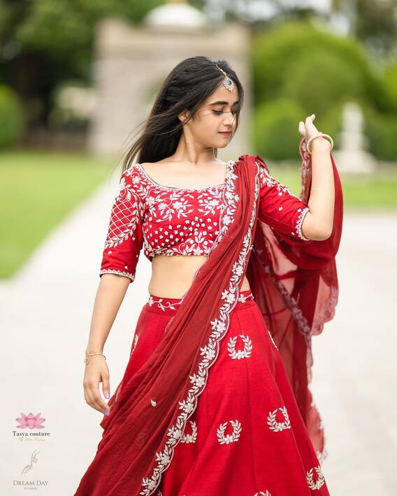 Deepthi Sunaina: ఎర్ర లెహెంగాలో అరవిరిసిన మందారంలా దీప్తి సునయన