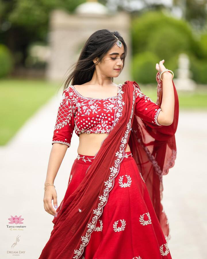 అప్పుడే విరిసిన ఎర్రగులాబీలా కనిపిస్తోంది దీప్తి సునయన. -Image credit: Deepthi Sunaina/Instagram