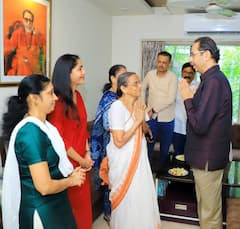 PHOTO : 'काळजी करु नका, शिवसेना आणि मी तुमच्यासोबत'; राऊतांच्या कुटुंबियांना उद्धव ठाकरेंकडून धीर