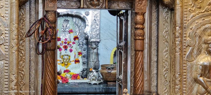 त्यामुळे दिवसाची सुरुवात सिद्धरामेश्वर महाराजांच्या दर्शनाला व्हावी यासाठी मंदिरात आल्याची भावना भाविकांनी बोलून दाखवली.