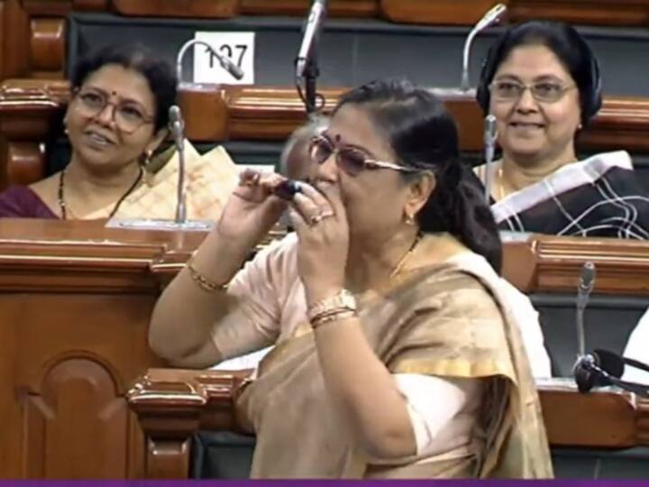 TMC MP Kakoli Ghosh Eaten Brinjal In Loksabha Oppose Of Inflation Monsoon Session: TMCનાં મહિલા સાંસદે લોકસભામાં શા માટે ખાધું 'કાચું રિંગણ', જાણો મોદી સરકારને શું કહ્યું...