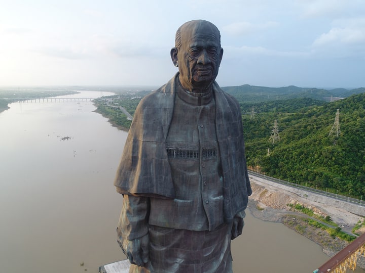 कहां से कहां तक चलेगी सीप्लेन- गुजरात सरकार ने घोषणा की है कि अहमदाबाद में साबरमती रिवरफ्रंट से केवडिया में स्टैच्यू ऑफ यूनिटी तक हवाई यात्रा करने के लिए सीप्लेन की सेवा प्रदान की जाएगी. शुरुआत में अहमदाबाद और स्टैच्यू ऑफ यूनिटी के बीच रोजाना दो उड़ानें भरी जाएंगी. चलिए अब जानते हैं कि इसके प्रस्थान और आगमन का क्या समय होगा.