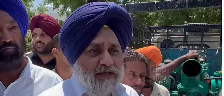 AAP workers showed black flags to Sukhbir Badal who went to damaged crops village in Balluana, Badal demanded compensation for Crop failure  ਪਿੰਡਾਂ 'ਚ ਜਾਇਜ਼ਾ ਲੈਣ ਗਏ ਸੁਖਬੀਰ ਬਾਦਲ ਨੂੰ AAP ਵਰਕਰਾਂ ਨੇ ਵਿਖਾਈਆਂ ਕਾਲੀਆਂ ਝੰਡੀਆਂ, ਬਾਦਲ ਨੇ ਫ਼ਸਲਾਂ ਦੇ ਖਰਾਬੇ ਦਾ ਮੰਗਿਆ ਮੁਆਵਜ਼ਾ