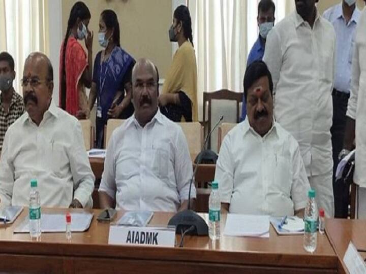 former minister jayakumar moves away the name plate of admk ops supporter left red faced தேர்தல் ஆணைய கூட்டத்தில் ஜெயக்குமாரின் செயலால் அதிர்ந்து போன ஓபிஎஸ் ஆதரவாளர்