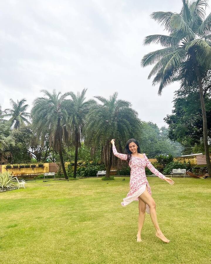 टीवी की नागिन तेजस्वी प्रकाश सोशल मीडिया पर काफी एक्टिव रहती हैं. वह सुर्खियों का हिस्सा बनी रहती हैं. वह आए दिन अपनी तस्वीरें शेयर करती रहती हैं.