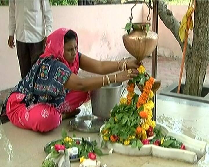 આ મંદિરની આસપાસ બિલીના અસંખ્ય વૃક્ષો આવેલા છે. અહીં પાંડવોની ગુફા પણ આવેલી છે.