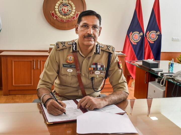 IPS Sanjay Arora takes charge as Delhi Police Commissioner Delhi Police Commissioner: संजय अरोड़ा ने संभाला दिल्ली पुलिस कमिश्नर का कार्यभार, कहा- पुलिसिंग के नए मानक स्थापित करेंगे