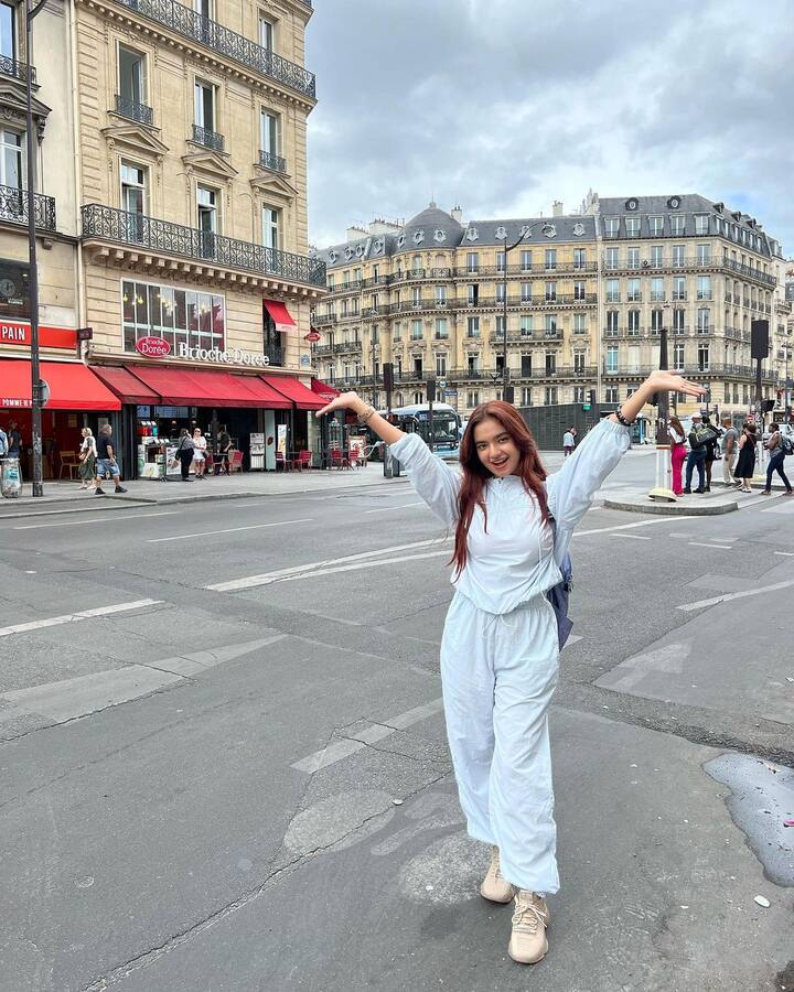 अनुष्‍का ने इंस्‍टाग्राम पर पेरिस से कई शानदार तस्‍वीरें शेयर की हैं. इनमें उनके चेहरे की खुशी साफ झलक रही है.