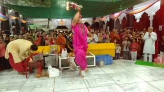 शिव की तांडव देखने आईं मुस्कान बर्वे ने बताया कि उन्होंने इस आरती के बारे में कई लोगों से सुना था. इसलिए वो इसे देखने आई हैं. वहीं एक और शिव भक्त कोमल कसेरा ने बताया कि इस आरती को देखने में बहुत आनंद की अनुभूती होती है. ऐसी आरती अभी तक हमने कहीं और नहीं देखी है.