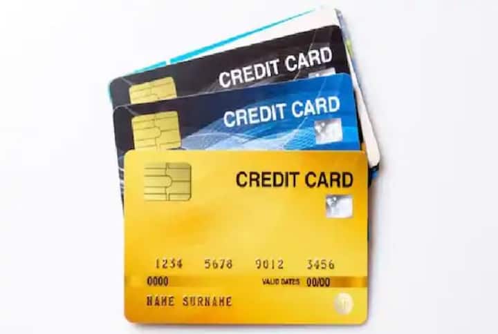 आजकल कई फाइनेंस कंपनियां या बैंक ग्राहकों को फोन करके क्रेडिट कार्ड ऑफर करते हैं. ये जीरो प्रोसेसिंग फीस पर क्रेडिट कार्ड के इतने फायदे बताते हैं कि ग्राहक सोचते हैं क्रेडिट कार्ड ले लिया जाए और इससे फायदे उठाए जाएं. हालांकि कई बार ये शौक आपको महंगा पड़ सकता है. यहां जानें आपको कई क्रेडिट कार्ड रखने से कौन कौन से नुकसान हो सकते हैं.