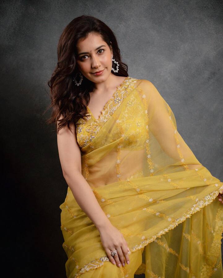 Raashii Khanna Photos : अभिनेत्री राशी खन्नाने केवळ बॉलिवूडसह दाक्षिणात्य चित्रपटसृष्टीतच नाही तर जगभरातील चाहत्यांच्या मनावर उत्तम छाप पाडली आहे.