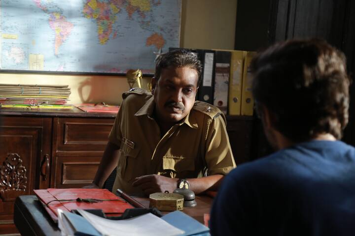 সেই কারখানার মালিক ইকবাল শাহেরিয়াকে দেখেই চমকে ওঠে সে। মনে পড়ে যায় তার, এই ইকবাল শাহেরিয়া তো আসলে নোনাডাঙা ভাগাড় কাণ্ডে পচা মাংসের কারবারে গ্রেফতার হওয়া কুখ্যাত সমাজবিরোধী ইদ্রিস আলি। সে একদিকে যেমন সুপারি কিলার। তেমনই গোপনে চলে তার জাল বেবিফুডের ব্যবসা।