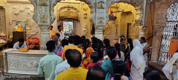 सिद्धरामेश्वरांच्या मंदिरात एरव्हीही भाविकांची गर्दी असते.
