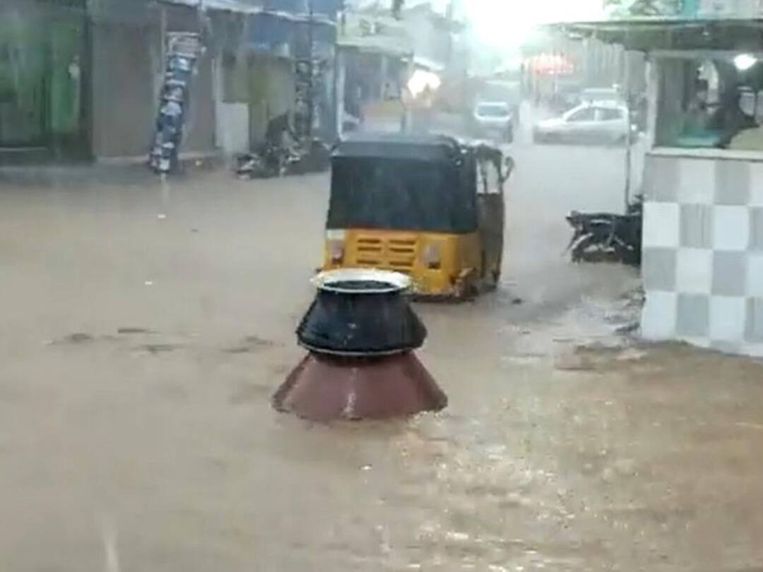 Viral Video: 'Free Floating Biryani' In Hyderabad Rains Amuses Netizens Viral Video: 'Free Floating Biryani' In Hyderabad Rains Amuses Netizens Viral Video: 'Free Floating Biryani' In Hyderabad Rains Amuses Netizens