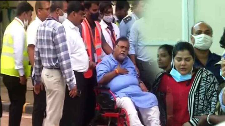 কিন্তু পার্থ চট্টোপাধ্যায় এর কোনও জবাব দেননি বলেই খবর। টাকা-কাণ্ডে বারবার ষড়যন্ত্রের অভিযোগ তুলেও ইডি-র সামনে নীরবই থেকেছেন পার্থ।