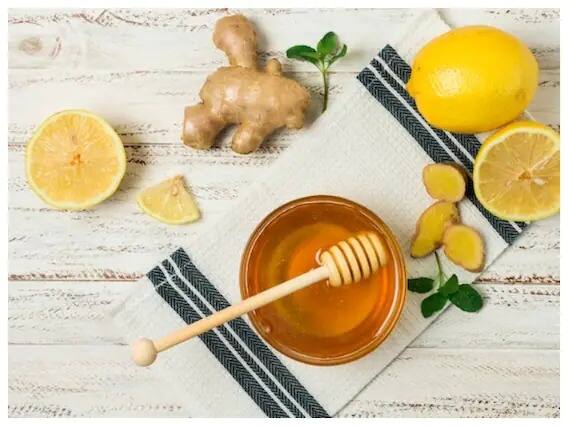 ਨਿੰਬੂ ਅਤੇ ਸ਼ਹਿਦ: ਨਿੰਬੂ ਬਲੀਚਿੰਗ ਏਜੰਟ ਦੇ ਤੌਰ 'ਤੇ ਕੰਮ ਕਰਦਾ ਹੈ, ਜੋ ਸਨ ਟੈਨ ਨੂੰ ਦੂਰ ਕਰਨ ਵਿੱਚ ਮਦਦ ਕਰਦਾ ਹੈ। ਨਿੰਬੂ ਦੇ ਰਸ ਵਿਚ ਸ਼ਹਿਦ ਮਿਲਾ ਕੇ ਇਸ ਵਿਚ ਚੀਨੀ ਮਿਲਾ ਲਓ, ਹੁਣ ਇਸ ਨੂੰ ਮਿਲਾਓ ਅਤੇ ਟੈਨਿੰਗ ਵਾਲੀ ਥਾਂ 'ਤੇ 20 ਮਿੰਟ ਲਈ ਲਗਾਓ। ਫਿਰ ਇਸ ਨੂੰ ਰਗੜ ਕੇ ਧੋ ਲਓ।