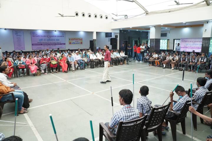 कार्यशाळेत सहभागी दृष्टिहीनांना इतर ज्ञानेंद्रियांचा वापर करून तृणधान्ये, धान्ये आणि भाजीपाला ओळखणे, वर्दळ असताना रस्ता ओलांडणे आदींचे प्रशिक्षण देण्यात आले.