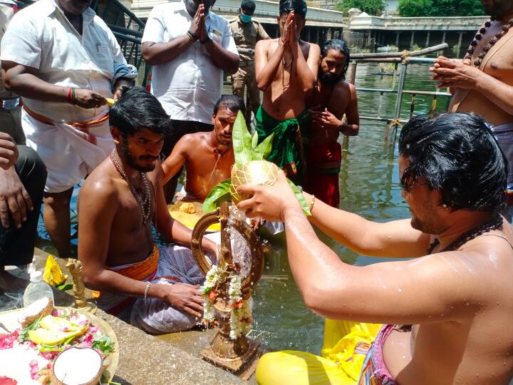சூள வடிவ அம்பாளுக்கு புனித நீர் அபிஷேகம்