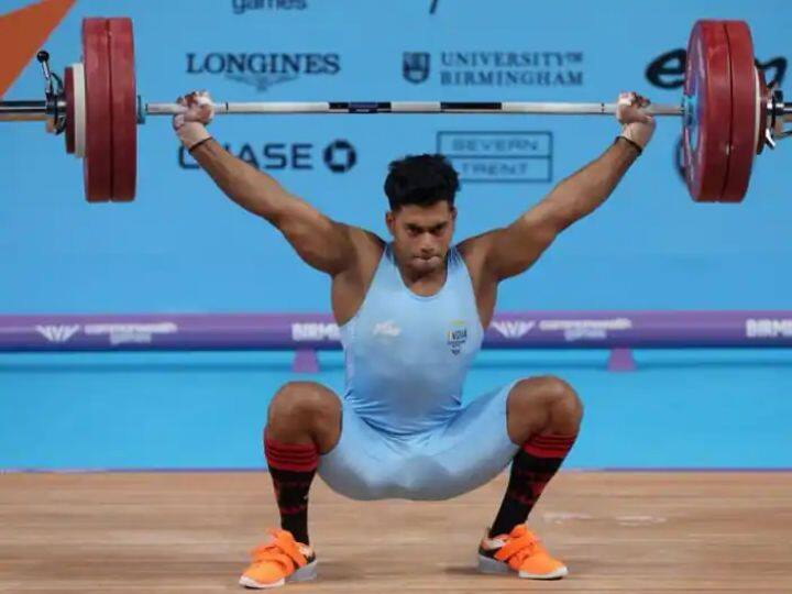 Commonwealth Games 2022: एका मजुराच्या मुलाने जिंकले सुवर्णपदक, एकेकाळी करायचा शिवणकाम, अचिंता शेउलीचा संघर्षमय प्रवास Commonwealth Games 2022 Achinta Sheuli wins Gold India marathi news Achinta Sheuli Struggle Journey Commonwealth Games 2022: एका मजुराच्या मुलाने जिंकले सुवर्णपदक, एकेकाळी करायचा शिवणकाम, अचिंता शेउलीचा संघर्षमय प्रवास