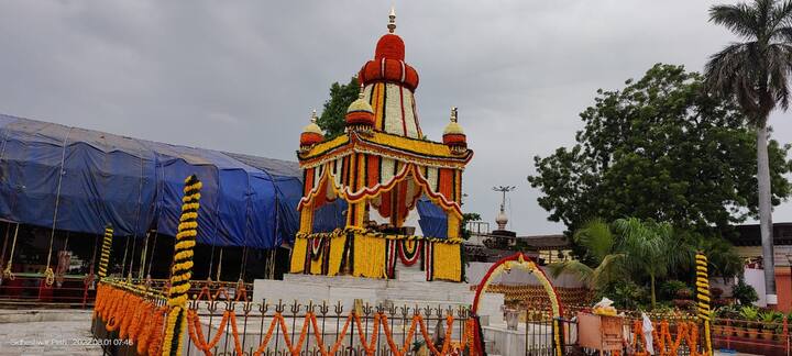 शिवयोगी सिद्धरामेश्वरांच्या योग समाधीला सप्तरंगी फुलांची आकर्षक सजावट करण्यात आली आहे.