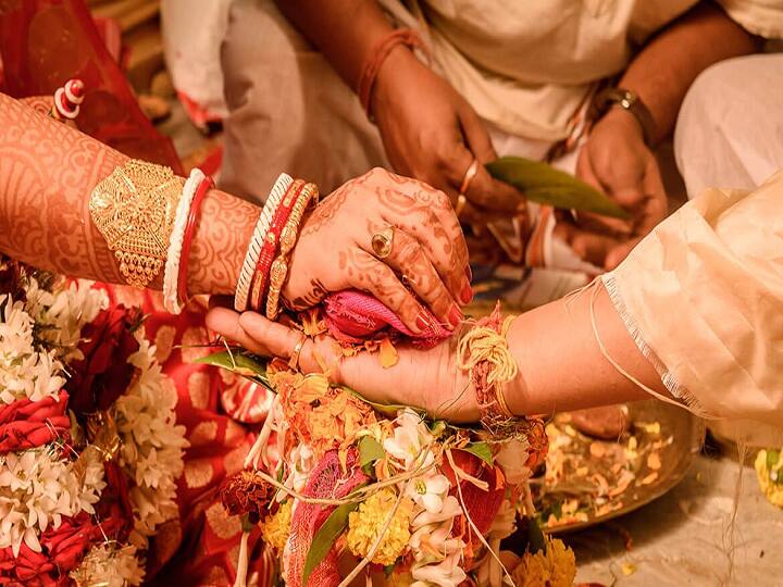 Tamil Nadu: Man Attends Lover's Wedding, Snatches 'Thaali' From Priest & Tries To Tie It To Her Tamil Nadu: Man Attends Lover's Wedding, Snatches 'Thaali' From Priest & Tries To Tie It To Her