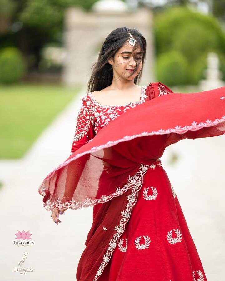 ఈ ఫోటోలు చూస్తే ఆమె అభిమానులే కాదు, షణ్నూ అభిమానులు కూడా ఖుషీ అయిపోవడం ఖాయం. -Image Credit: Deepthi Sunaina/Instagram